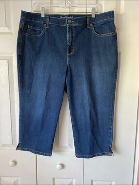 Gloria Vanderbilt Dark Blue Denim Capris